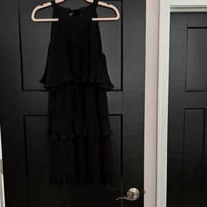 NWT Zesica Pleated Tiered Halter Lined Midi Dress. Size M